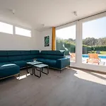 Vinky Villa