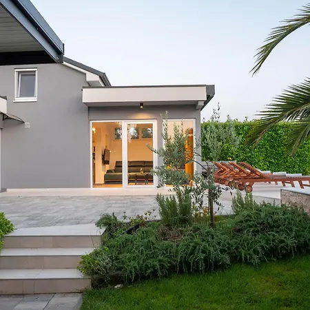 Vinky Villa *